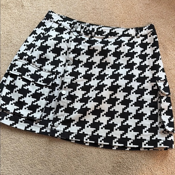 IVY PARK Dresses & Skirts - Adidas x Ivy Park Houndstooth Cargo Mini Skirt